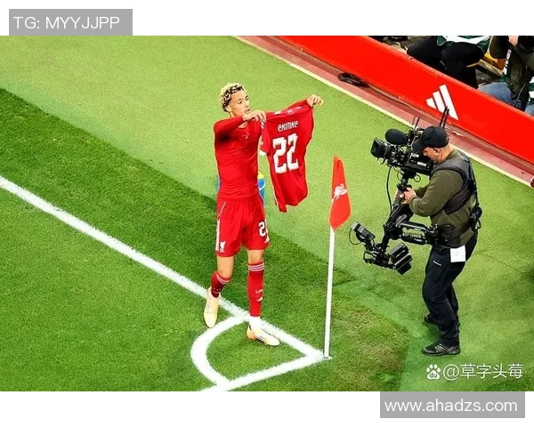 禁区内的“温情”还是“暗哨”？埃基蒂克搂抱门背后的足球权谋与审美崩塌